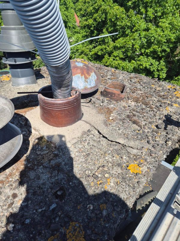 Vervangen rookgasafvoer- en luchttoevoersysteem van de c.v -ketel in de kelder bij een woonhuis in Bussum.