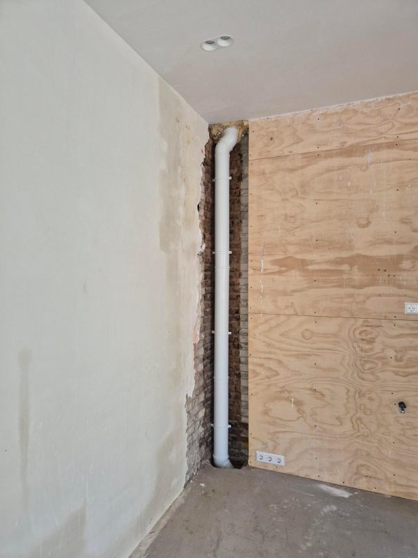 Vervangen rookgasafvoer- en luchttoevoersysteem van de c.v -ketel in de kelder bij een woonhuis in Bussum.