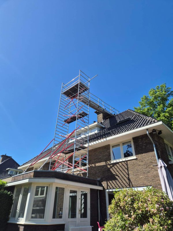 Vervangen rookgasafvoer- en luchttoevoersysteem van de c.v -ketel in de kelder bij een woonhuis in Bussum.