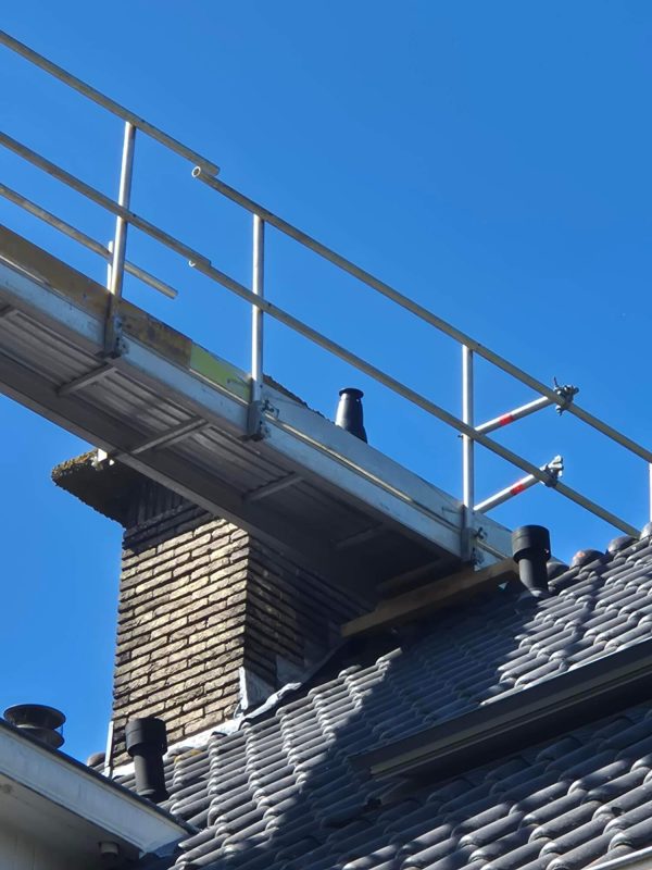 Vervangen rookgasafvoer- en luchttoevoersysteem van de c.v -ketel in de kelder bij een woonhuis in Bussum.